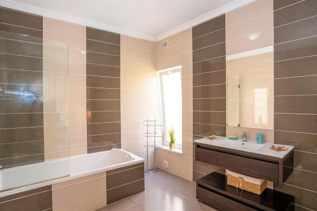Luxuryvilla With Private Heated Pool And Spa 7P Quarteira Dış mekan fotoğraf